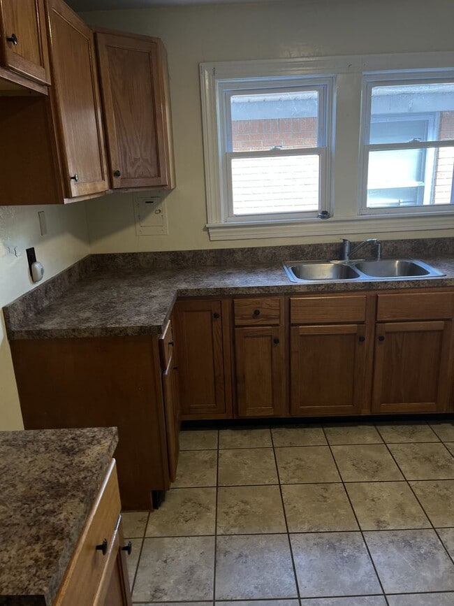 Building Photo - Updated 2 bedroom, 1 bathroom home