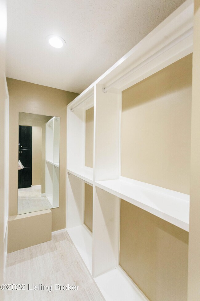 Building Photo - 2417 Ashwood Dr