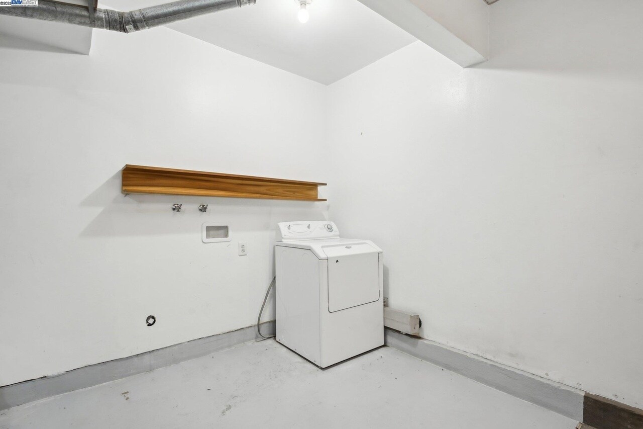 Building Photo - 385 Montecito Way
