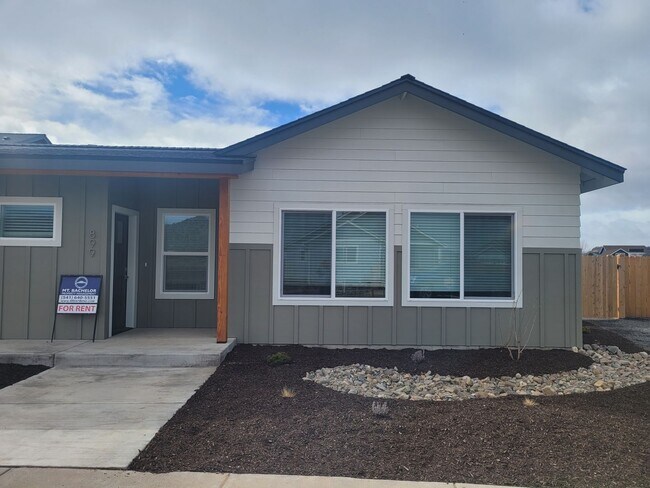 Building Photo - 899 NE Discovery Loop