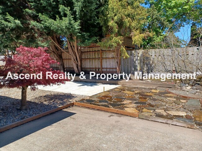 Building Photo - Remodeled Ranch on CuldeSac Large Fenced B...