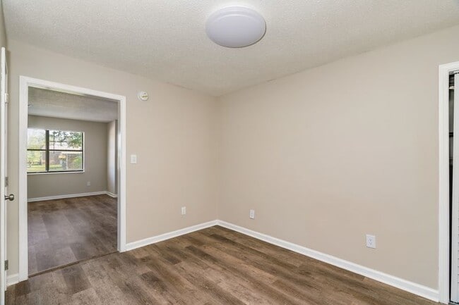 Building Photo - 101 Raintree Ln