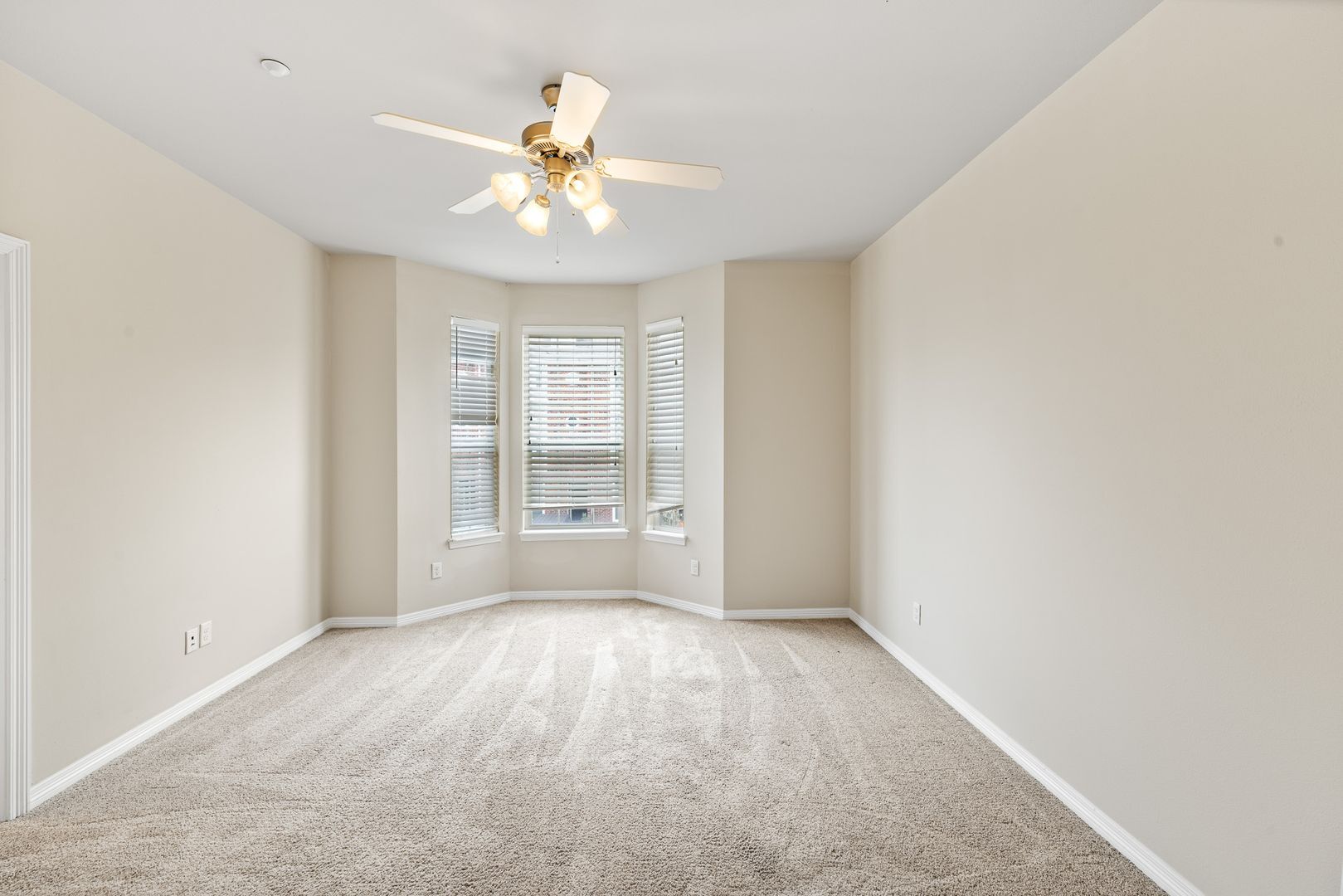 Building Photo - Lakeridge 4 bed/4bath August 2026 Move In! On Bus Route!