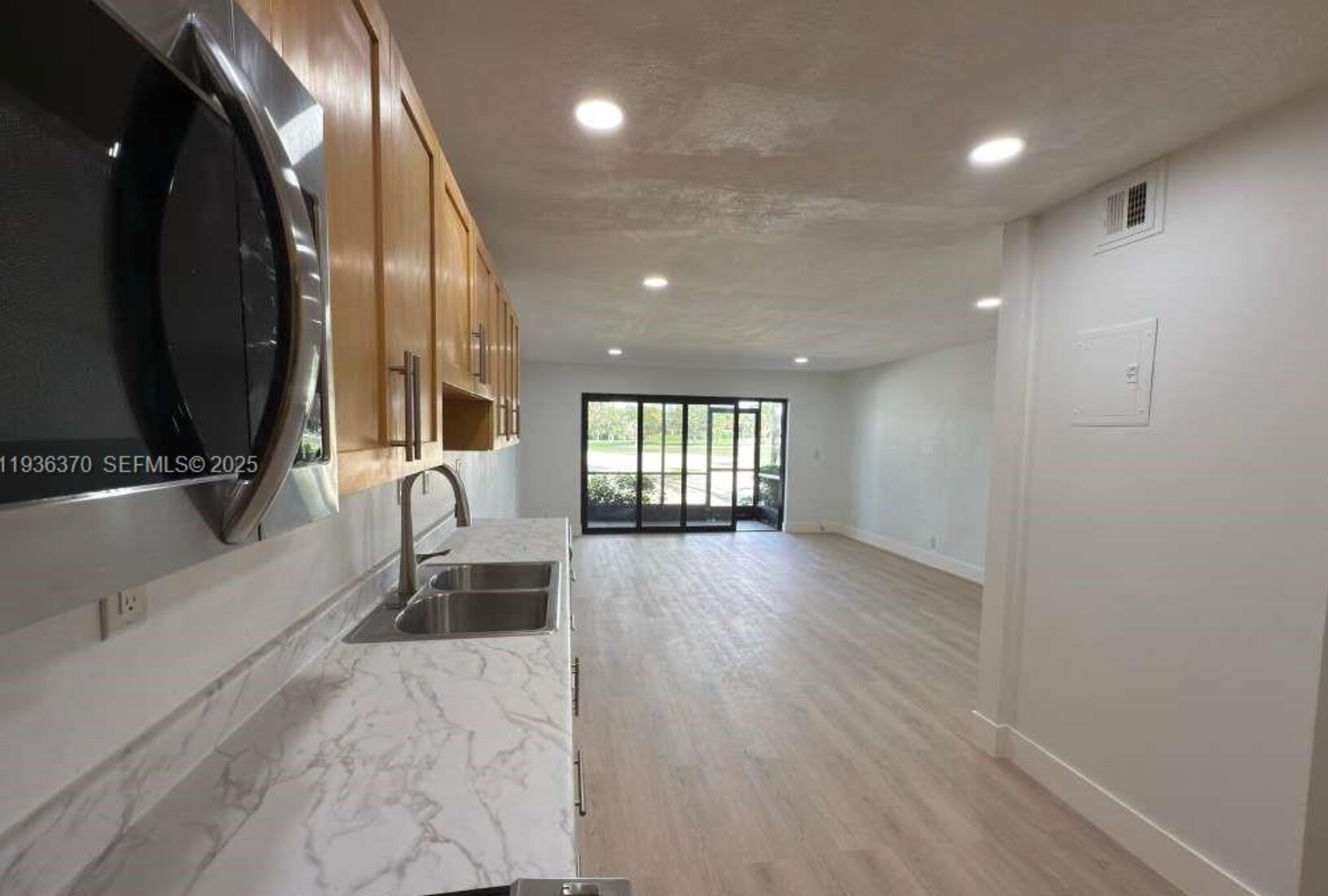 Building Photo - 9001 Jacaranda Ln