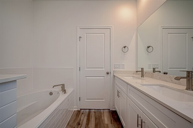 Building Photo - 7134 Glennwick Grv Ln