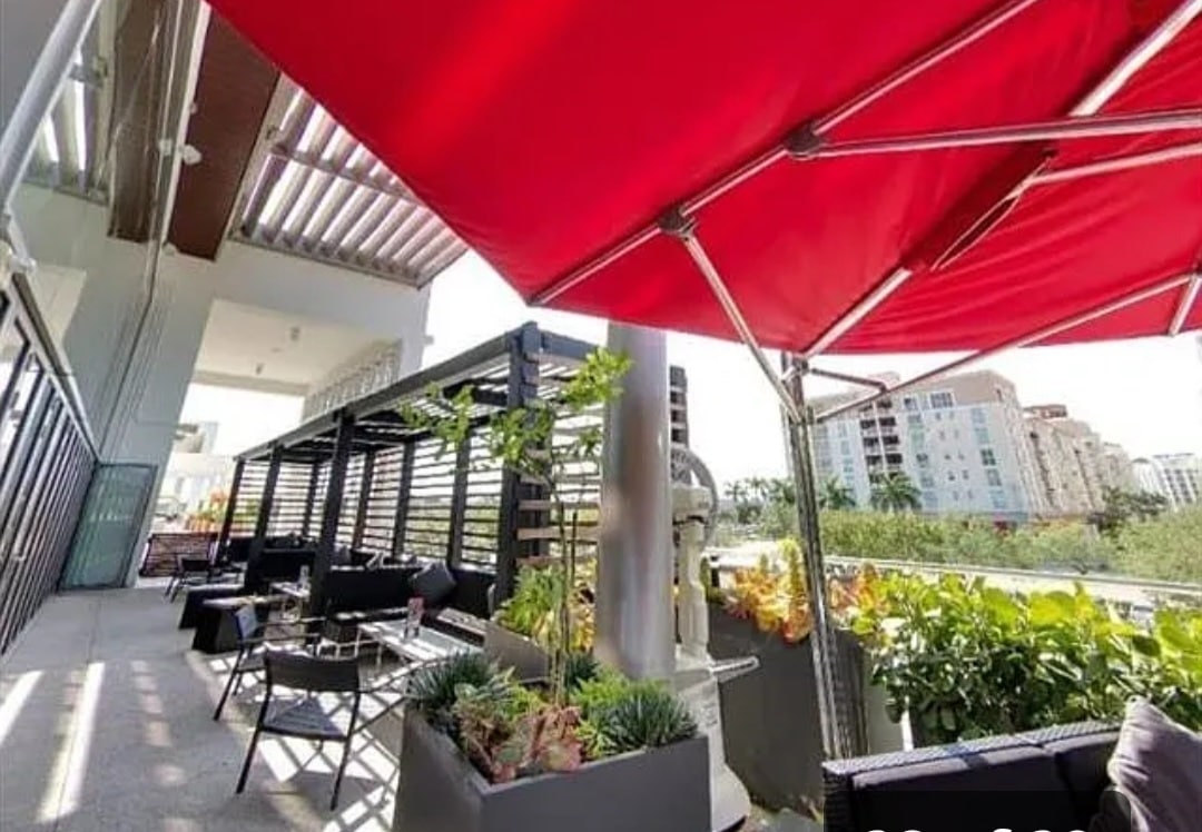 Enjoy Al Fresco Dining at Earl's - 5759 SW 61st St