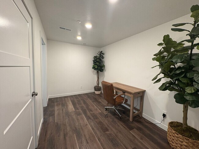 Building Photo - 380 Utah Ave