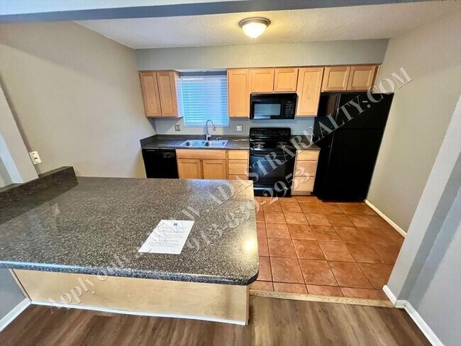 Building Photo - Beautiful Remodeled South KCMO Townhome-Available NOW!!