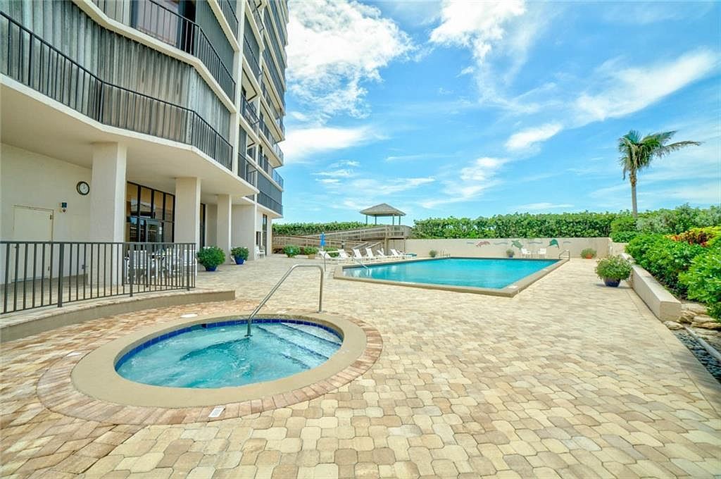 Heated Pool & Jacuzzi - 9650 S Ocean Dr