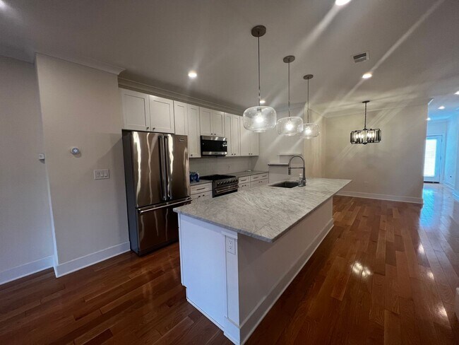 Building Photo - Lavish 5 BR/4 BA Townhome in Petworth!