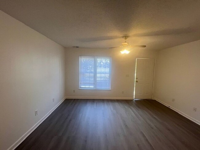 Building Photo - Spacious Townhouse With Lots of Closet Space!