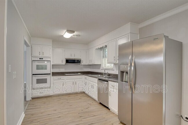 Building Photo - 134 Holiday Dr