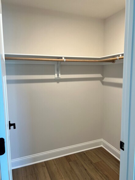 Walk-in Closets - 2421 Anlee Rd