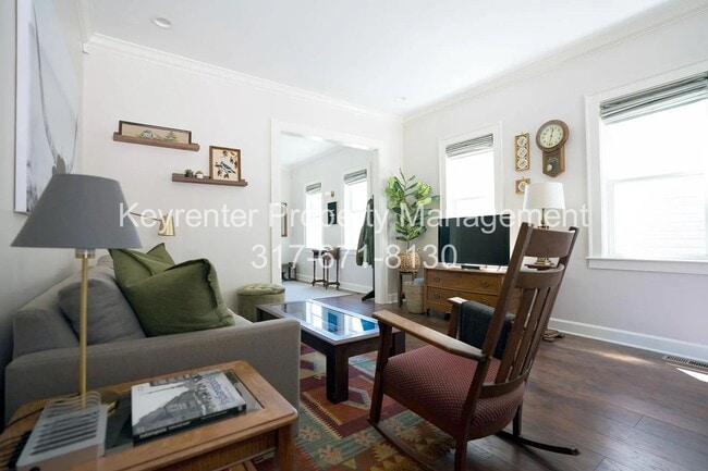 Building Photo - Modern Bungalow walking distance to Fountain Square!