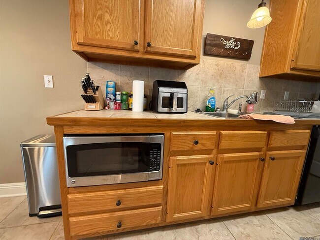 Building Photo - 828 Meadow Bend Dr