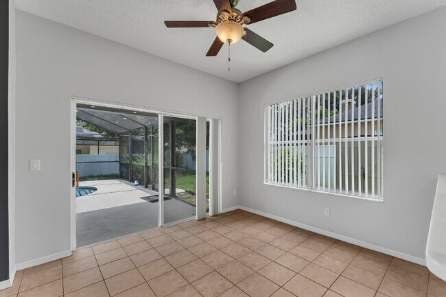 Building Photo - Spacious 6-bedroom, 3-bathroom and pool Tu...
