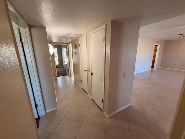 Building Photo - Large 2Bdm 2Ba Sun City Home