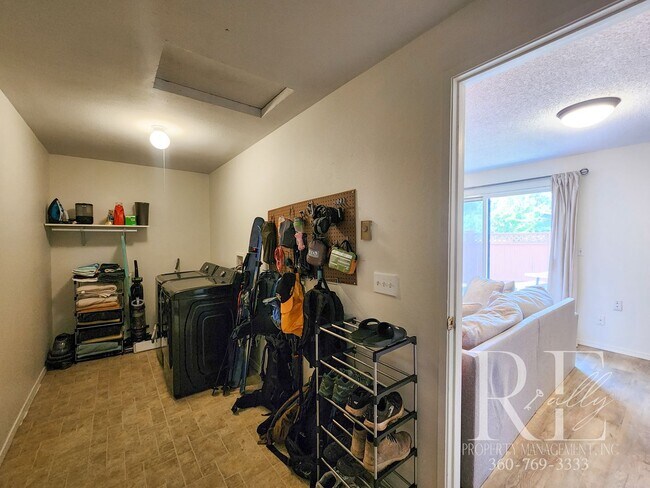 Building Photo - Earthy Warm and Inviting 3-Bd Rambler