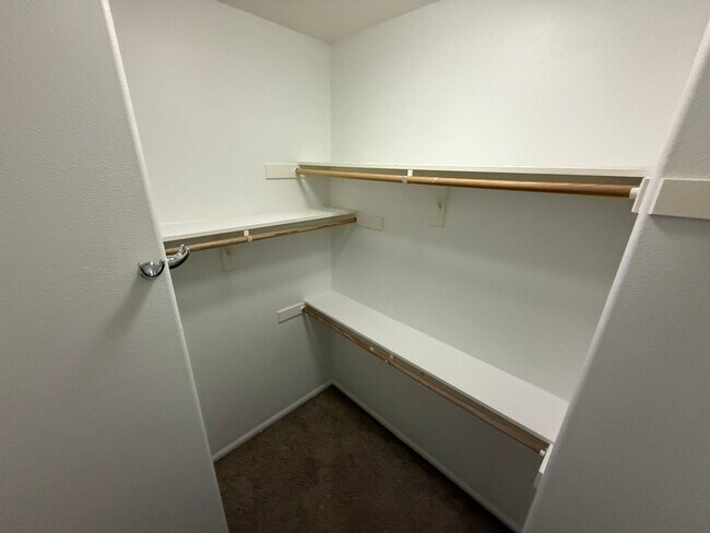 Building Photo - Newer 3 Bedroom Home! Near shops and restaurants!