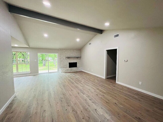 Building Photo - 2605 W Highland Dr