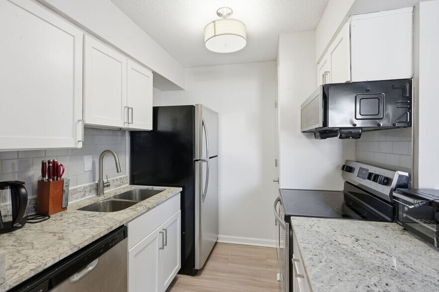 Building Photo - 2301 Deer Path Cir