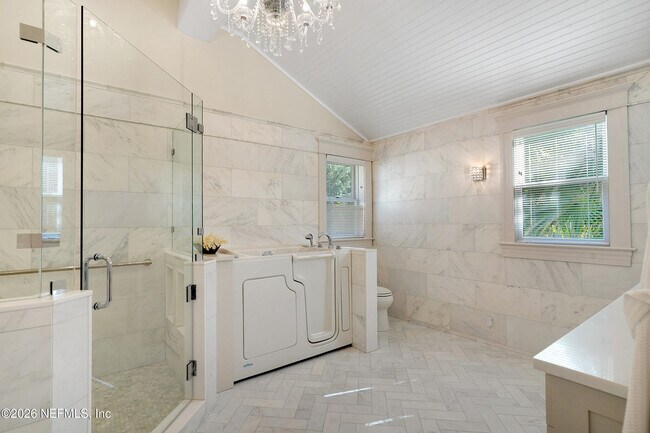 Building Photo - 290 St George St