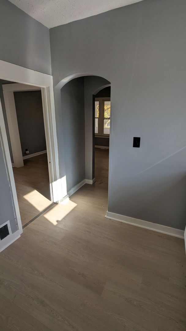 Building Photo - Welcome to your charming home located in the vibrant city of Akron