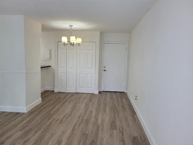 Building Photo - 8860 Fontainebleau Blvd