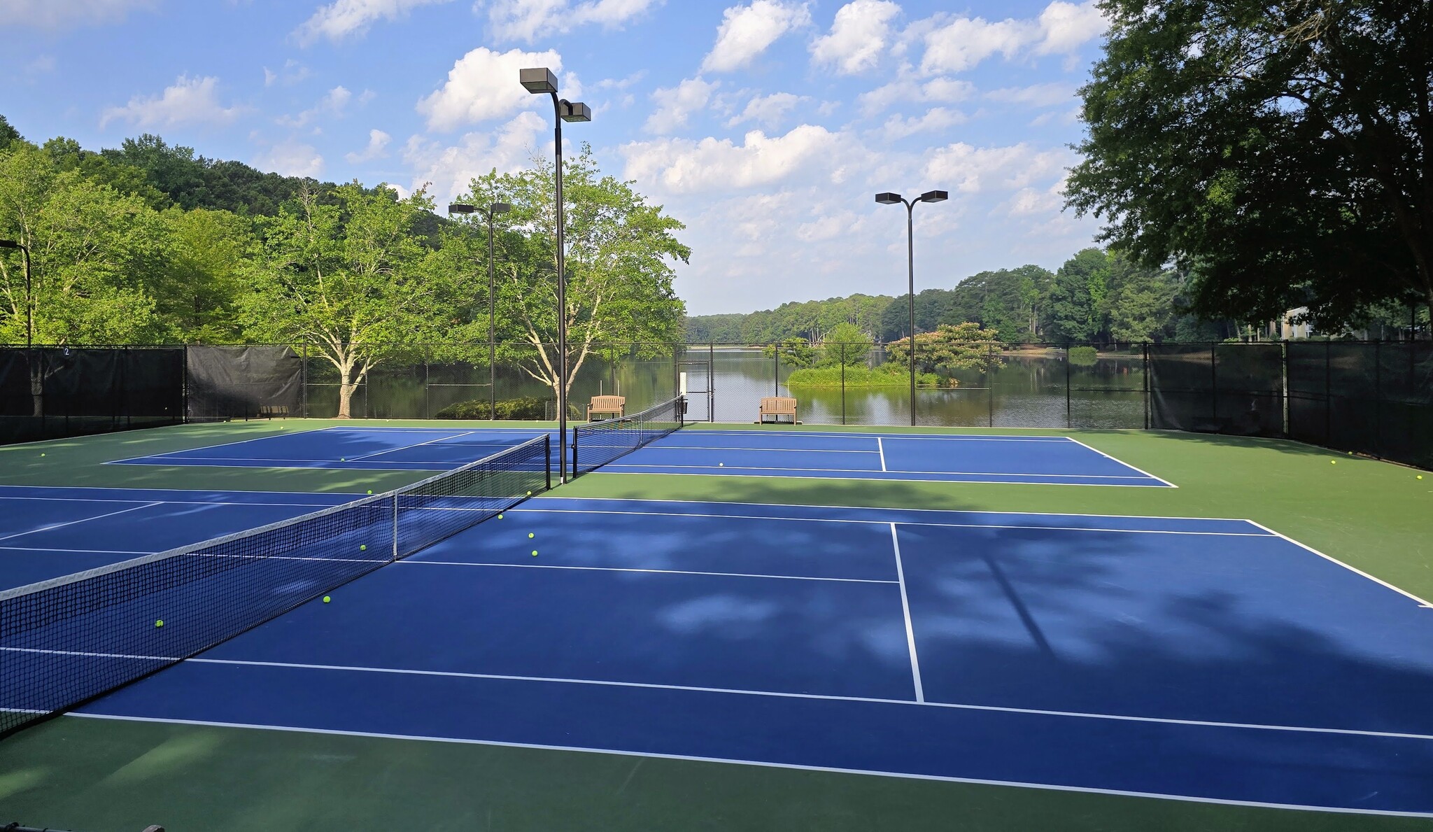 Tennis courts sandwiched between the lakefront and the pool.. - 90 Martin Point Ct