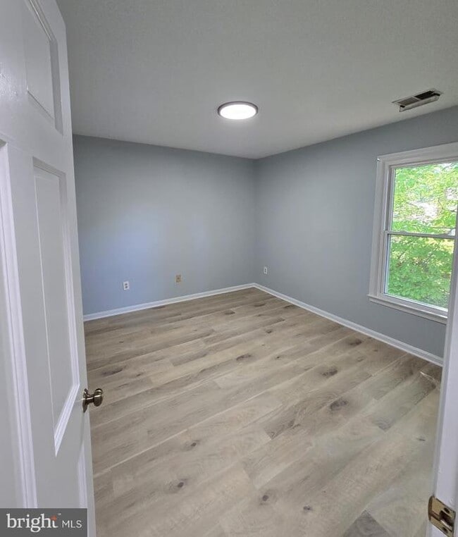 Building Photo - 2205 Blue Valley Dr