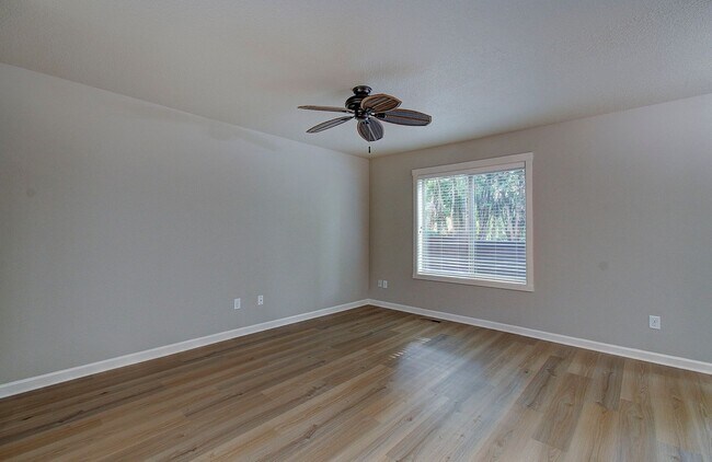 Building Photo - Charming 3 bd 2.5 ba Townhouse - Special! $500 OFF on December Move In!