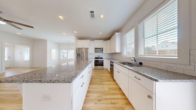 Building Photo - 577 Piper Ave