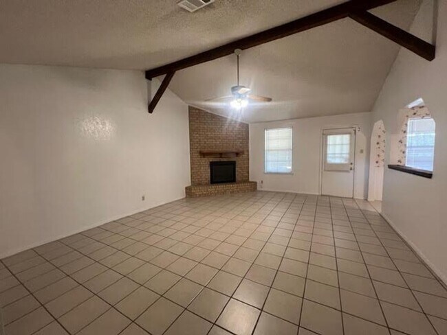 Building Photo - Spacious 3/2 in Midway ISD