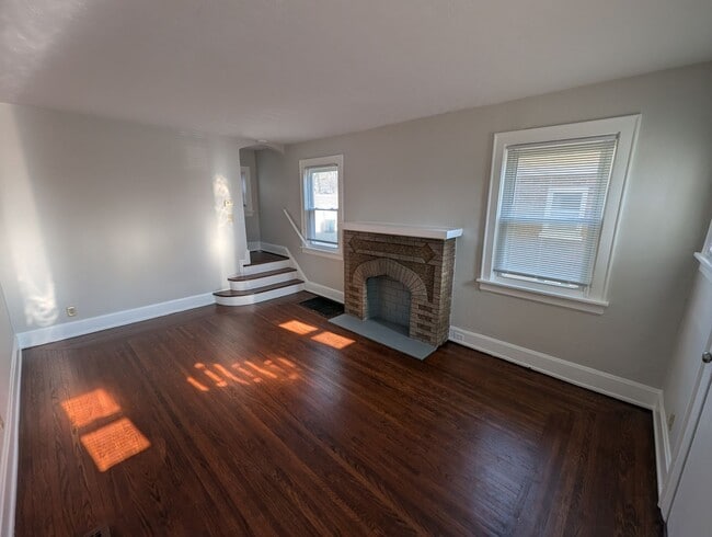 Building Photo - Beautiful 2 bedroom house with large yard, off street parking.  Ready to move in!