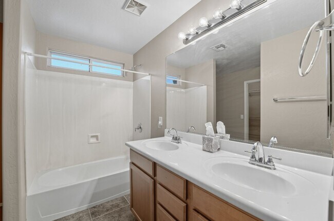 Building Photo - Stunning 3-bedroom, 2.5-bathroom home in t...