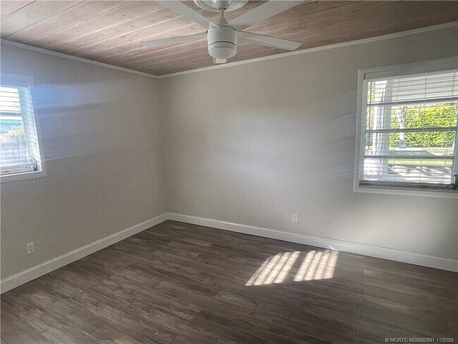 Building Photo - 885 NW River Shores Blvd