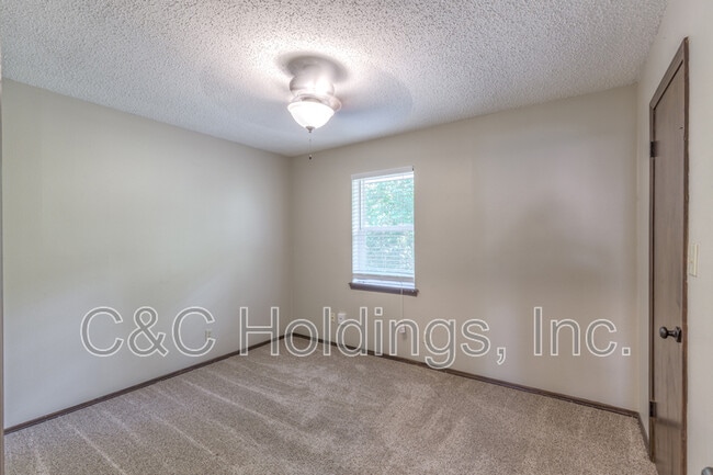 Building Photo - 644 B Earthside Dr