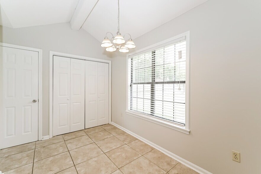 Building Photo - 2694 Lakeside Dr