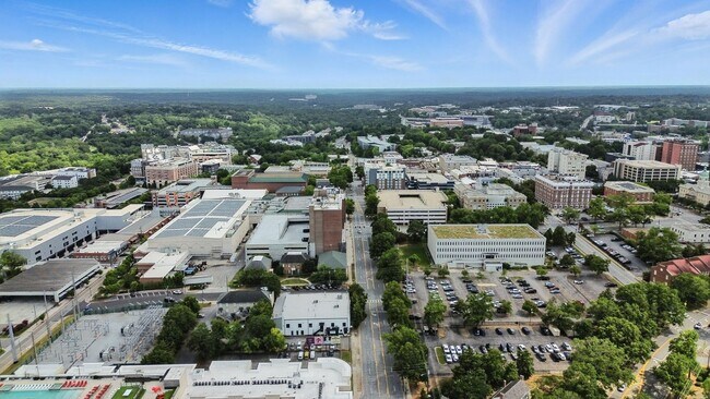 Building Photo - North Thomas 472-492