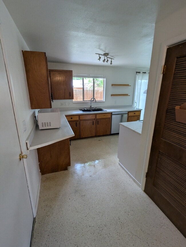 Building Photo - 7070 Beacon Way