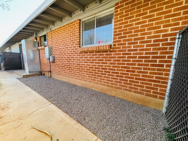 Building Photo - ***MOVE-IN SPECIAL*** Fully Remodeled 2 Be...