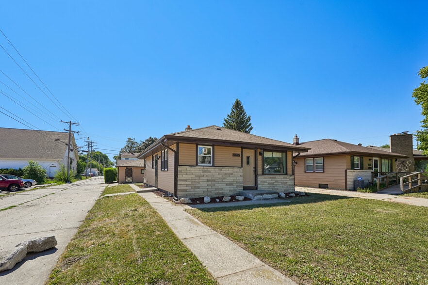 Building Photo - 5625 N 92nd St