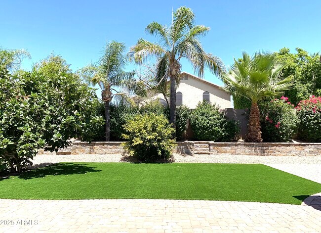 Building Photo - 5918 E Woodridge Dr