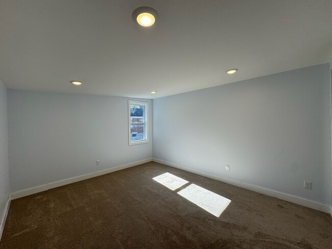 Building Photo - Recently Renovated 4 Bed/2 Bath House in H...