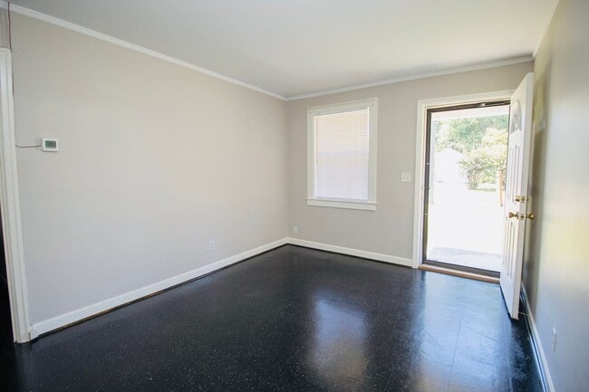 Building Photo - Charming 2-Bedroom Duplex in Rosewood – Available July 2026!