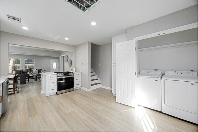 Building Photo - 5737 Dorbrandt St