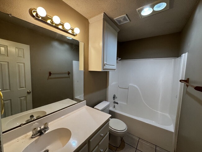 Building Photo - Beautiful Unit on Cul-de-Sac Street Conven...