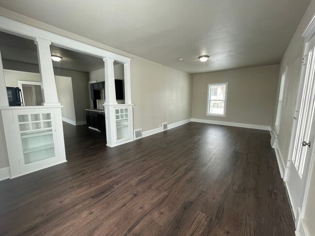 Building Photo - Updated 2 Bedroom 2 Bathroom Home