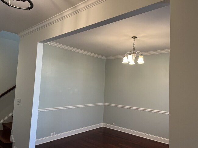 Building Photo - "Charming 4-Bed Home with Guest Suite & Gr...