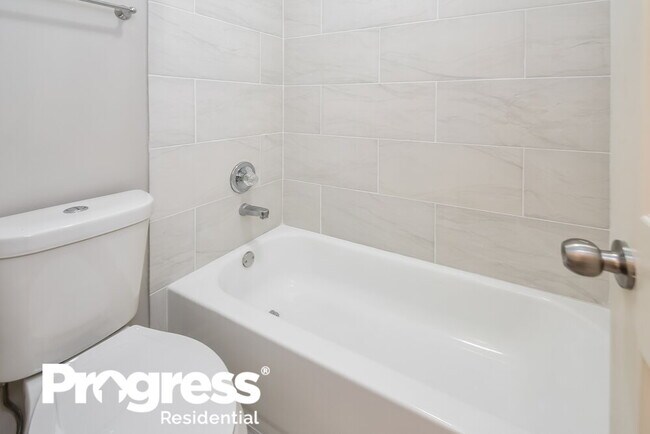 Building Photo - 10712 Oak Cir N